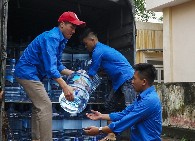 Hà Nội: Người dân vùng ngập chèo thuyền nhận quà từ thiện - 9
Nước sạch đang là phần quà thiết thực nhất đối với bà con ở thời điểm hiện tại