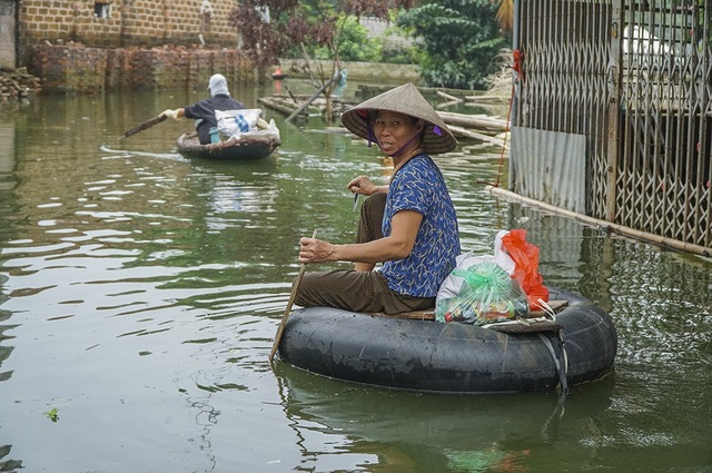 Hà Nội: Người dân vùng ngập chèo thuyền nhận quà từ thiện - 3
“Chúng tôi đi nhận quà ủng hộ, đang trên đường về nhà, quà gồm có: gạo, mắm, muối, mì chính, dầu ăn, rau cải bắp…món quà rất thiết thực đối với chúng tôi lúc này”, bà Nguyễn Thị Hồng (thôn Nam Hài) chia sẻ.