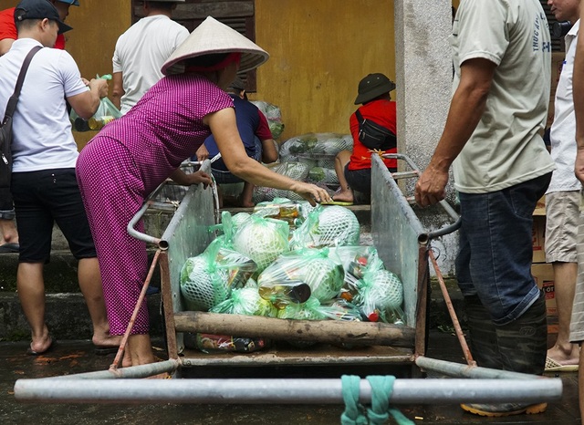 Hà Nội: Người dân vùng ngập chèo thuyền nhận quà từ thiện - 4
Dịp này, huyện Chương Mỹ hỗ trợ 7.525 thùng mỳ tôm, 26.950 kg gạo, 1.850 gói lương khô... cho nhân dân các xã, thị trấn vùng bị úng ngập.
