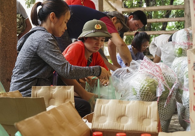 Hà Nội: Người dân vùng ngập chèo thuyền nhận quà từ thiện - 8
Các thành viên trong đoàn thiện nguyện khóa 2001-2004 THPT Xuân Mai vẫn vui vẻ gói những phần quà để gửi tới bà con.