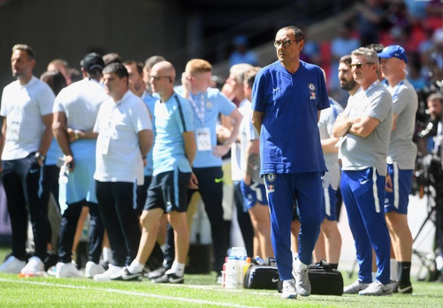 Nhìn lại chiến thắng dễ dàng của Man City trước Chelsea - 4
Tân huấn luyện viên của Chelsea Mauricio Sarri đứng trước thử thách lớn mang tên Man City. Sarri vẫn bị chê không đủ danh tiếng dẫn dắt Chelsea và đương nhiên ông cần những chiến thắng lớn để xua tan đi những dị nghị