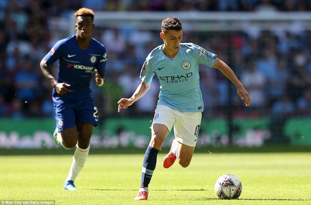 Nhìn lại chiến thắng dễ dàng của Man City trước Chelsea - 5
Tài năng trẻ Foden (phải) được Guardiola xếp thi đấu ở giữa sân, trong khi đó Hudson-Odoi (trái) cũng là tài năng trẻ duy nhất được xuất hiện bên phía đội hình xuất phát của Chelsea