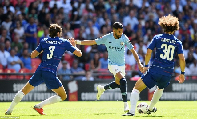 Nhìn lại chiến thắng dễ dàng của Man City trước Chelsea - 7
Mahrez (giữa) nỗ lực dứt điểm trước sự ngăn chặn của hàng thủ Chelsea. Tiền vệ người Algeria hòa nhập khá nhanh với lối chơi của Man City