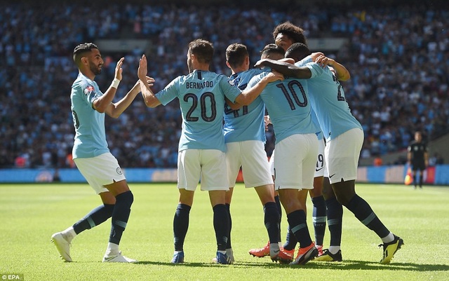 Nhìn lại chiến thắng dễ dàng của Man City trước Chelsea - 9
Niềm vui của các cầu thủ Man City sau khi có được bàn mở tỉ số. Aguero cán mốc 200 bàn cho Man City sau bảy năm lao động miệt mài