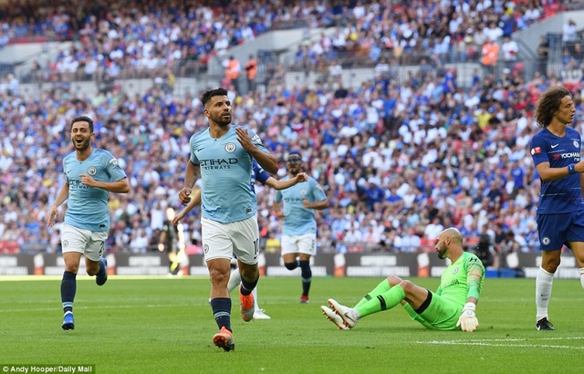 Nhìn lại chiến thắng dễ dàng của Man City trước Chelsea - 14
Aguero lập cú đúp vào lưới Chelsea, cũng giúp anh có bàn thắng thứ 201 cho Man City. Chắc chắn Aguero đang là chân sút vĩ đại nhất đội chủ sân Etihad