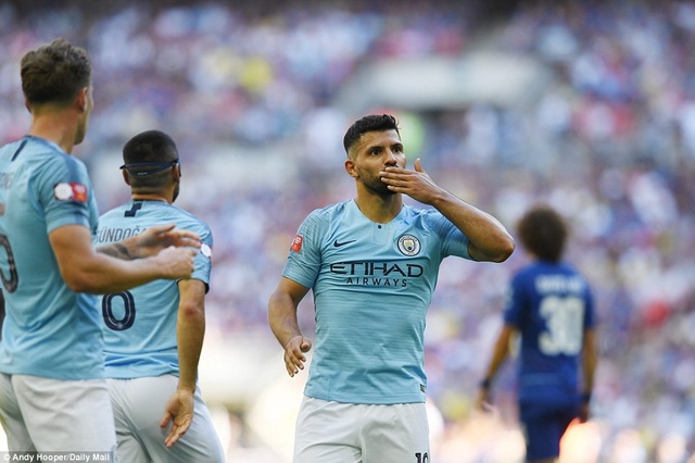 Nhìn lại chiến thắng dễ dàng của Man City trước Chelsea - 15
Aguero ăn mừng bàn thắng nhân đôi cách biệt...