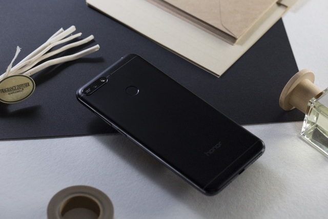 Nên mua điện thoại Honor 7A không khi chỉ có 3 triệu đồng? - 1 Honor 7A với 3 màu sắc ấn tượng đen cá tính, vàng ánh kim sang trọng và xanh lam thời thượng
