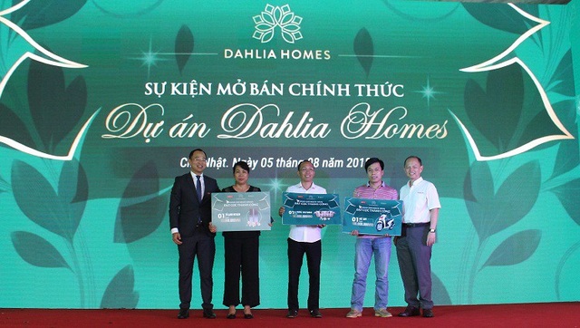 Dahlia Homes – Gamuda Gardens tạo “cơn sốt” trong ngày mở bán chính thức - 2 Đại diện chủ đầu tư Gamuda Land Việt Nam và CENLAND trao tặng những giải thưởng hấp dẫn cho khách hàng may mắn của chương trình