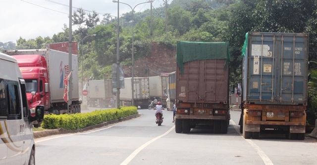 Mưa lũ ở Lào kéo dài, hàng trăm phương tiện ách tắc tại cửa khẩu Lao Bảo - 1 Nhiều phương tiện bị ùn tắc tại cửa khẩu Lao Bảo