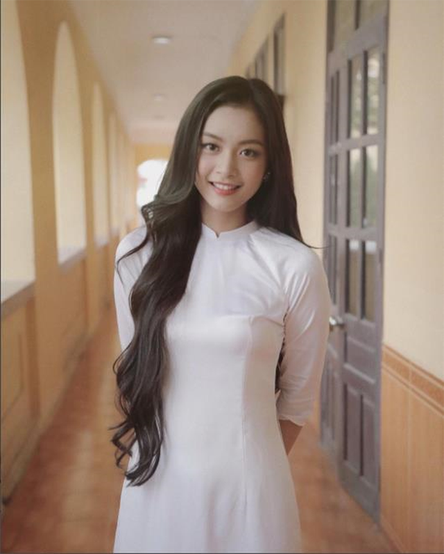 Nữ sinh Việt tại Pháp học giỏi, xinh đẹp “gây thương nhớ” - 3
Hình ảnh Tố Anh mặc áo dài trắng tinh khôi từng được một fanpage chia sẻ, thu hút hàng ngàn lượt chia sẻ, yêu thích của cư dân mạng.