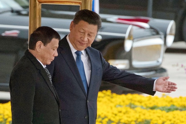 Trung Quốc thất hứa khi "bỏ rơi" các dự án đầu tư tại Philippines? - 1 Chủ tịch Tập Cận Bình đón Tổng thống Duterte tại Bắc Kinh năm 2016 (Ảnh: AFP)