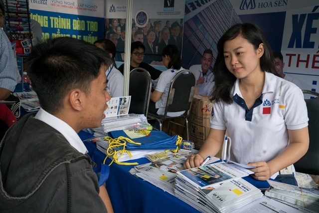 Điểm chuẩn cao nhất của ĐH Tài nguyên Môi trường TPHCM chỉ 16, còn ĐH Hoa Sen là 20 điểm - 2 Thí sinh tìm hiểu thông tin xét tuyển vào Trường ĐH Hoa Sen