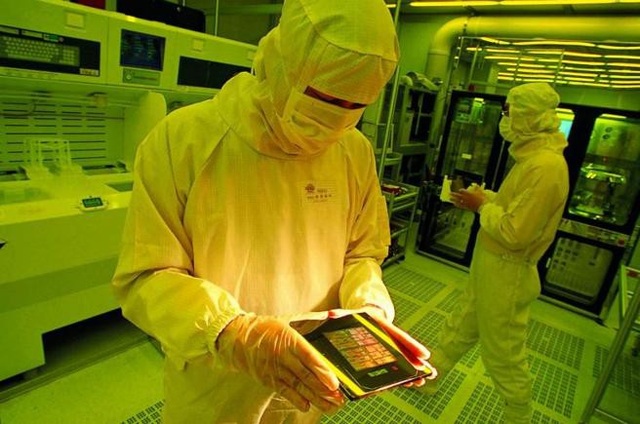 Virus khiến dây chuyển sản xuất ngưng trệ, iPhone X liệu có bị trì hoãn? - 2 Bên trong một nhà máy sản xuất, lắp ráp linh kiện của TSMC.