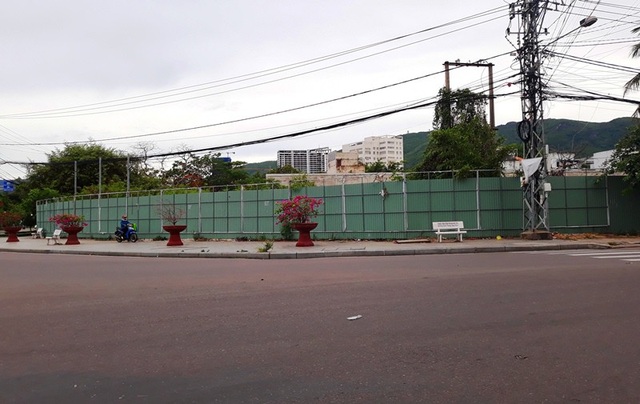 Bình Định: Nhiều dự án “khủng” trên “đất vàng” bị thu hồi - 2 Dự án được dựng hàng rào bằng tôn vây kín.