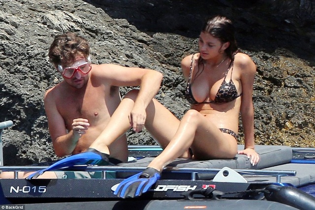 Leonardo DiCaprio đi nghỉ mát cùng bạn gái kém 22 tuổi - 4
Leonardo DiCapriocòn đưa bạn gái Camila Morrone đi ngắm cảnh bằng du thuyền