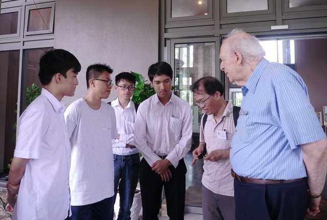 Những học sinh ưu tú Việt Nam giao lưu với giáo sư đoạt giải Nobel Vật lý - 1 GS. Jerome Friendman và GS Đàm Thanh Sơn trò chuyện với học sinh xuất sắc của Việt Nam.