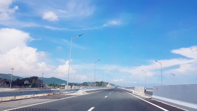 Ngắm cầu Bạch Đằng hơn 7.000 tỉ sắp hoàn thành - 10 Các lan can, phần đường bên ngoài... cũng đang được hoàn thành