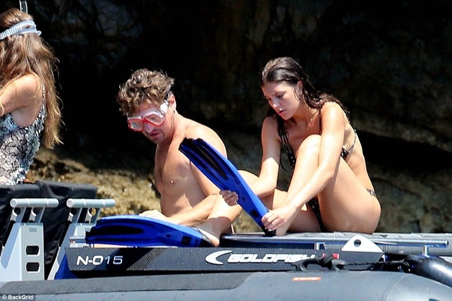 Leonardo DiCaprio đi nghỉ mát cùng bạn gái kém 22 tuổi - 5
Leonardo DiCaprio và Camila Morrone vốn quen biết nhau đã nhiều năm trước khi chính thức hẹn hò vào tháng 12 năm ngoái
