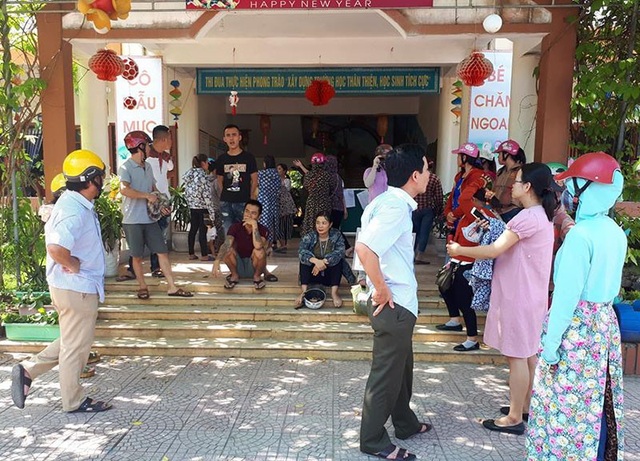 Hà Tĩnh: Phụ huynh “thấp thỏm” mong con trúng tuyển... mầm non - 1 Nhiều phụ huynh tại phường Trần Phú lo lắng việc con của họ không được theo học tại trường mầm non trên địa bàn.