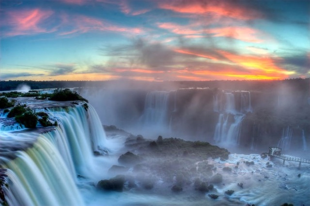 Những đường biên giới thân thiện và ngộ nghĩnh đến khó tin - 8 Đây là thác nước Iguazu hùng vỹ nổi tiếng, đồng thời là đường biên của hai quốc gia Argentina và Brazil.