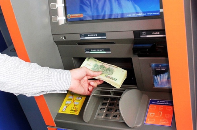 Việc các chủ thẻ bị “bốc hơi” tiền gửi đã khiến nhiều người dùng hoang mang trong thời gian vừa qua.