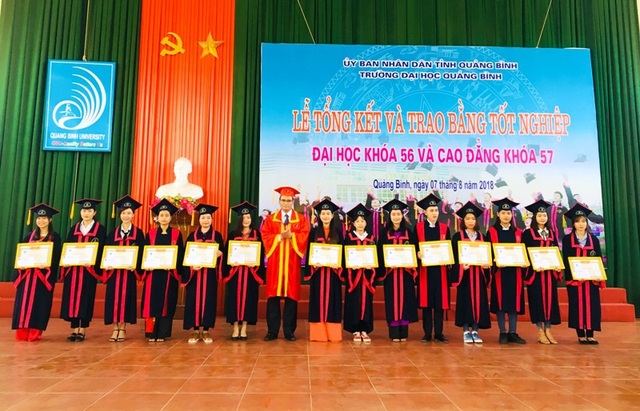 Trường ĐH Quảng Bình tổ chức Lễ tổng kết và trao bằng tốt nghiệp năm 2018 - 1 PGS.TS. Hoàng Dương Hùng trao giấy khen và bằng tốt nghiệp cho các em sinh viên đạt tốt nghiệp loạt xuât sắc