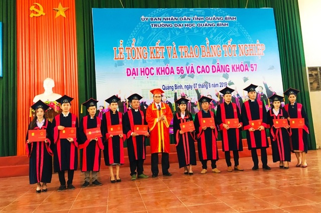 Trường ĐH Quảng Bình tổ chức Lễ tổng kết và trao bằng tốt nghiệp năm 2018 - 2 Cũng trong dịp này, Trường ĐH Quảng Bình đã trao bằng tốt nghiệp cho 25 bạn sinh viên Lào