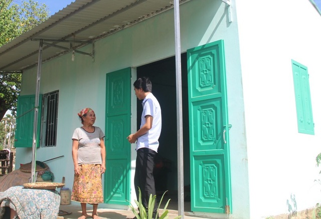 25 hộ nghèo có nhà mới nhờ món quà của Thủ tướng - 3 Nhiều gia đình có hoàn cảnh khó khăn như bà Phai đã được đón nhận món quà ý nghĩa của Thủ tướng trao tặng