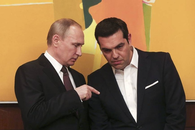 Nga trục xuất các nhà ngoại giao Hy Lạp - 1 Tổng thống Nga Vladimir Putin trò chuyện cùng Thủ tướng Hy Lạp Alexis Tsipras trong cuộc gặp tại Athens năm 2016 (Ảnh: Reuters)