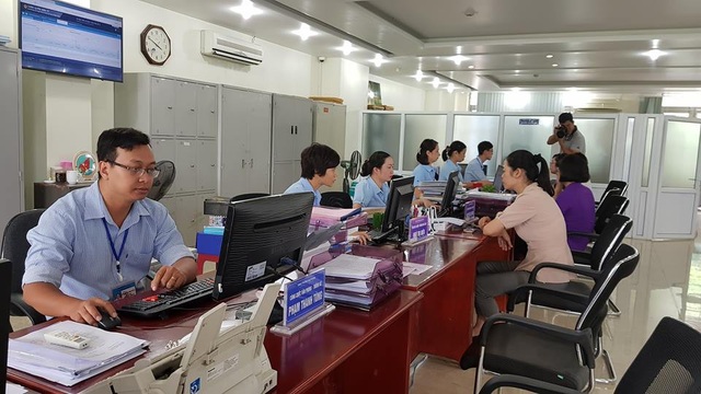 Phục vụ người dân tại phòng một cửa UBND phường Bạch Đằng, TP.Hạ Long