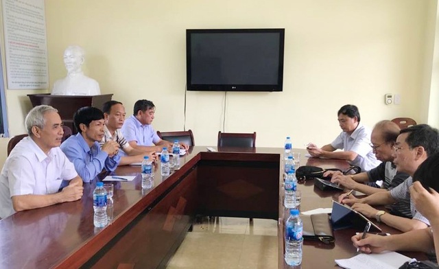 Cải cách bộ máy: Người dân “đo” hiệu quả công việc của chính quyền - 2 Lãnh đạo huyện Vân Đồn, xã Đoàn Kết (trái) làm việc với báo chí tại trụ sở UBND xã