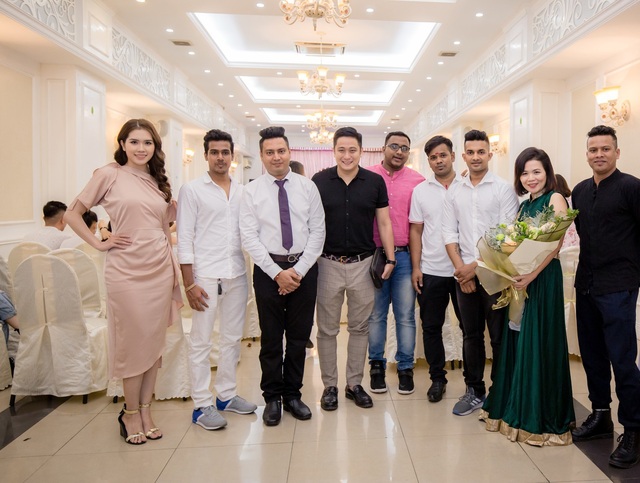 Vợ chồng Minh Tiệp đưa con gái đi sự kiện - 6
Người đẹp đã tìm hiểu và biết được tác dụng của Yoga nên cảm thấy rất hào hứng