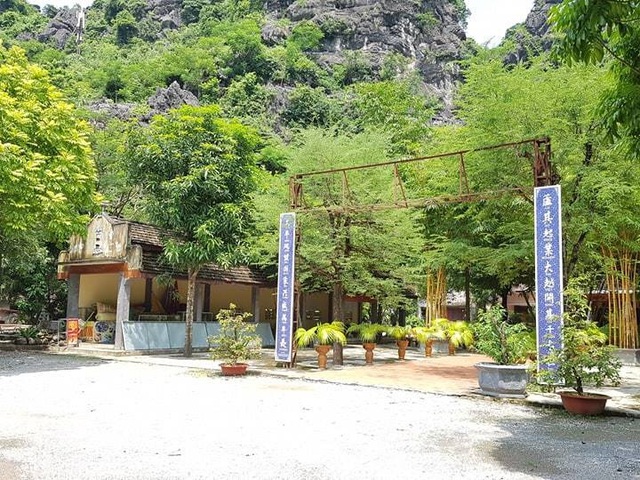 Chưa tháo dỡ xong công trình sai phạm, mới đây Công ty CP Du lịch Tràng An đã có tờ trình xin hoạt động lại điểm du lịch trái phép Tràng An cổ với tên gọi mới Du lịch làng Tràng An cổ.