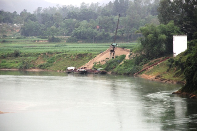 2 chủ tịch huyện bị phê bình vì để “cát tặc” lộng hành - 1 Nhiều bến cát,sỏi không phép vẫn hiên ngang hoạt động.