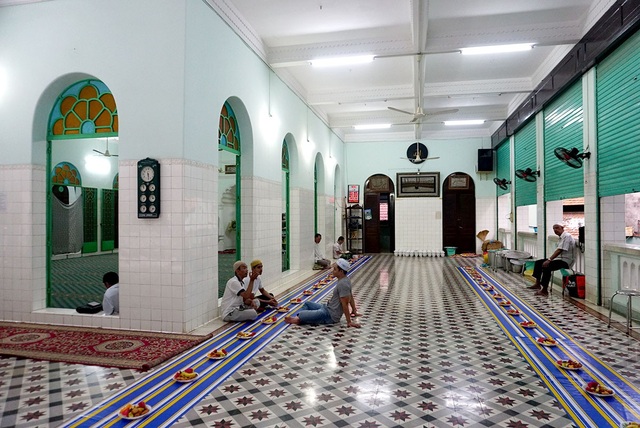 Thánh Đường Hồi giáo gần 1 thế kỷ giữa Sài Gòn - 7 Bên trong chính điện là nơi để nam tín đồ đọc kinh cầu nguyện.