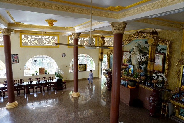 Ngôi chùa có chánh điện cao nhất Việt Nam đẹp như tranh ở Sài Gòn - 4
Sau khi nhận đất và nhà, trụ trì giữ nguyên hiện trạng và làm thêm phần phía trước để giống chùa, đặt tên là Vạn Đức. Trải qua nhiều lần xây dựng, năm 2004, nhà chùa bắt đầu đại trùng tu chánh điện cùng nhà Tổ.