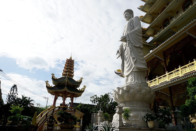 Ngôi chùa có chánh điện cao nhất Việt Nam đẹp như tranh ở Sài Gòn - 13 Cuối năm 2017, chùa xây dựng thêm bức tượng Phật cao khoảng 15m làm bằng đá nguyên khối đặt trước chánh điện.