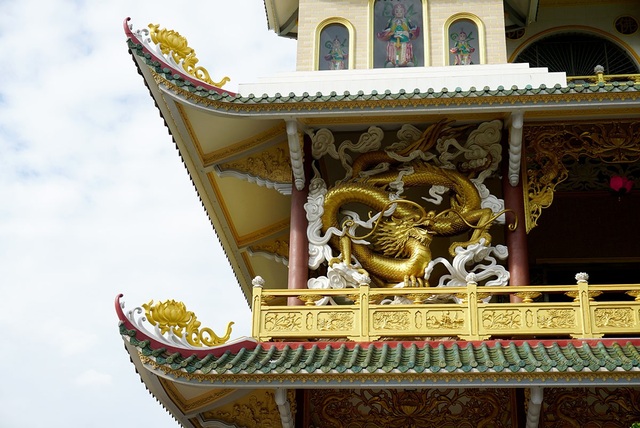 Ngôi chùa có chánh điện cao nhất Việt Nam đẹp như tranh ở Sài Gòn - 5
Bên ngoài, mỗi góc chánh điện lại được bài trí các tượng Phật, Quan thế âm, thần Hộ Pháp, rồng... Hình ảnh hoa sen cách điệu được trang trí ở rất nhiều nơi trong chùa.
