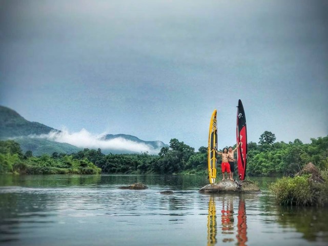 Giới trẻ Huế hào hứng với trò chơi “lướt ván đứng” trên sông Hương - 12
Núi non và cảnh đẹp mây khói từ thượng nguồn sông Hương... được ghi lại trong mỗi chuyến hành trình
