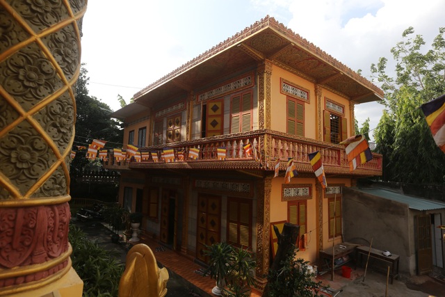 Độc đáo ngôi chùa kiến trúc Khmer đầu tiên ở Sài Gòn - 5 Chánh điện chùa Chantarangsay gồm 2 tầng, có cầu thang lên xuống ở 2 mặt trước và sau.