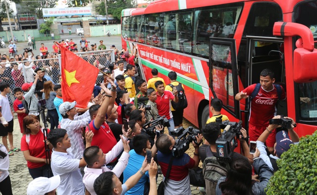 Olympic Việt Nam tạo sức hút lớn với khán giả Bình Dương - 1 Đông đảo người hâm mộ Bình Dương đón đội bóng của HLV Park Hang Seo