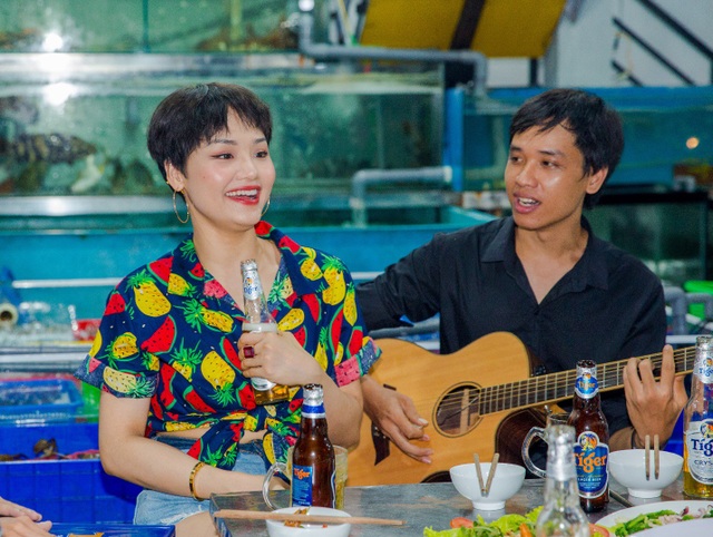 Miu Lê gây bão mạng khi "lộ" clip hát ở quán lề đường - 5 Miu Lê gây bão mạng khi "lộ" clip hát ở quán lề đường - 5