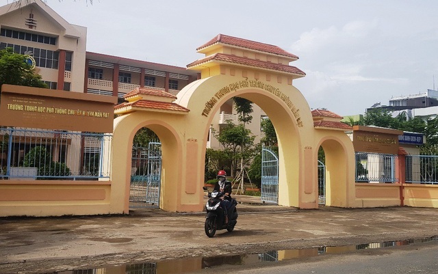 Vụ trường chuyên sai phạm tiền tỷ: UBND tỉnh Kiên Giang yêu cầu thanh tra lại - 1 Trước dư luận cho rằng hình thức xử lý cán bộ sai phạm trường THPT chuyên Huỳnh Mẫn Đạt có phần nhẹ tay, UBND tỉnh Kiên Giang cho thanh tra lại sự việc