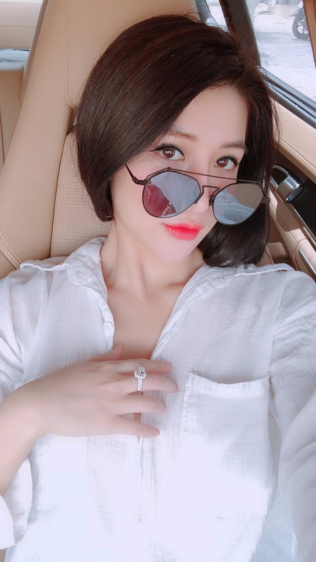 Hot girl Vân Navy khoe nhẫn kim cương 169 triệu sau đám hỏi - 1
Sau 4 năm rời xa showbiz, hot girl đình đám một thời đã chính thức trở thành vợ người ta. Đám cưới của Vân Navy và bạn trai dự định sẽ được tổ chức vào tháng 1/2019 ở cả Hà Nội và TP.HCM. Ngày 7/8 vừa qua, cô và bạn trai đã làm lễ đính hôn tại Hà Nội.