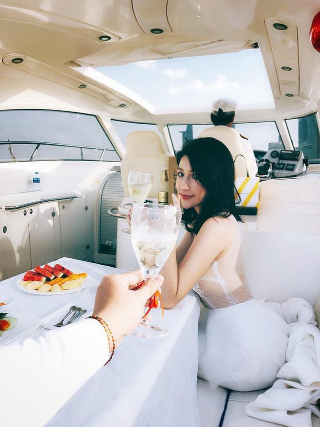 Hot girl Vân Navy khoe nhẫn kim cương 169 triệu sau đám hỏi - 4
Cựu hot girl và ông xã cực đẹp đôi khi xuất hiện bên nhau tình bể tình. Họ diện trang phục tông trắng, nở nụ cười hạnh phúc trong không gian sang chảnh. Những điều ngọt ngào của Vân Navy có được ở hiện tại chính là lời hồi đáp ngọt ngào cho những nỗ lực và cố gắng của cô nàng suốt thời gian thanh xuân.