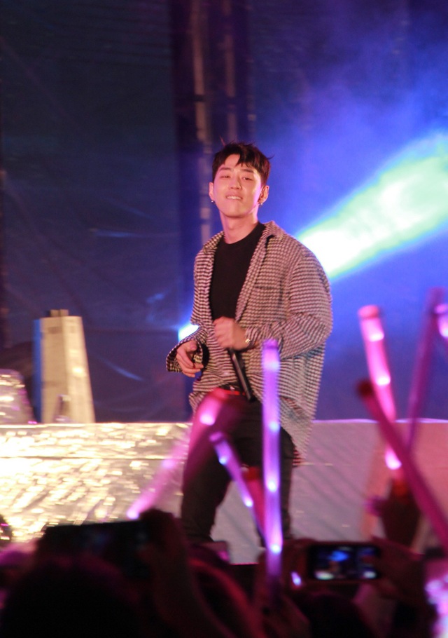 Biển người đếm ngược chào đón năm mới 2018 ở Đà Nẵng - 7 Các nghệ sĩ KPOP cùng các sao trong nước trình diễn sôi động trong đêm nhạc chào đón năm mới cùng người dân và du khách ở Đà Nẵng