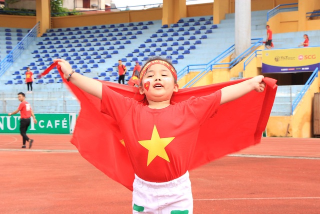 Hàng nghìn cổ động viên 'đốt cháy' không khí SVĐ Hàng Đẫy, cổ vũ Olympic Việt Nam - 6 Một cổ động viên nhí xinh đẹp đến sân trước giờ bóng lăn.