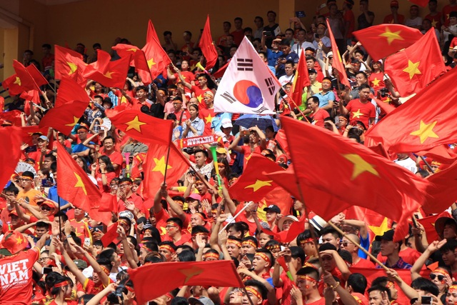 Hàng nghìn cổ động viên 'đốt cháy' không khí SVĐ Hàng Đẫy, cổ vũ Olympic Việt Nam - 2 Ngay từ khi chưa bắt đầu trận đấu đã có rất đông cổ động viên đến SVĐ Hàng Đẫy để cổ vũ cho đội tuyển Olympic Việt Nam.
