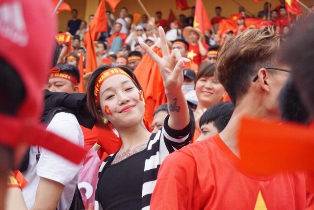 Hàng nghìn cổ động viên 'đốt cháy' không khí SVĐ Hàng Đẫy, cổ vũ Olympic Việt Nam - 4 Hàng nghìn cổ động viên 'đốt cháy' không khí SVĐ Hàng Đẫy, cổ vũ Olympic Việt Nam - 4