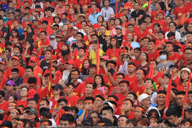 Hàng nghìn cổ động viên 'đốt cháy' không khí SVĐ Hàng Đẫy, cổ vũ Olympic Việt Nam - 9 Không khí như nín lặng khi các cầu thủ UAE ghi bàn trước vào lưới Olympic Việt Nam.